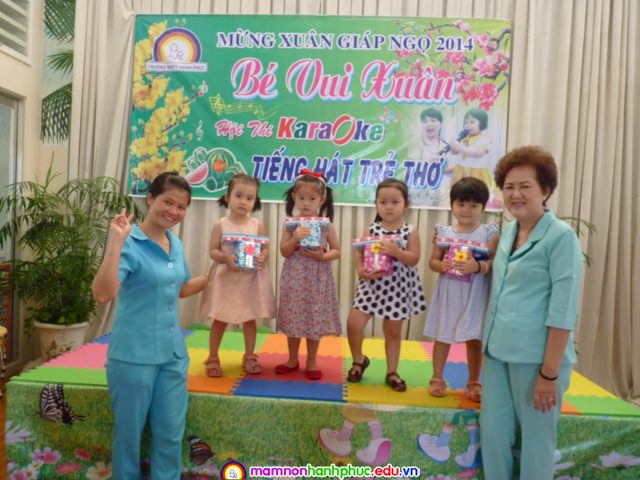 Trao quà tặng cuộc thi Karaoke Tiếng hát trẻ thơ
